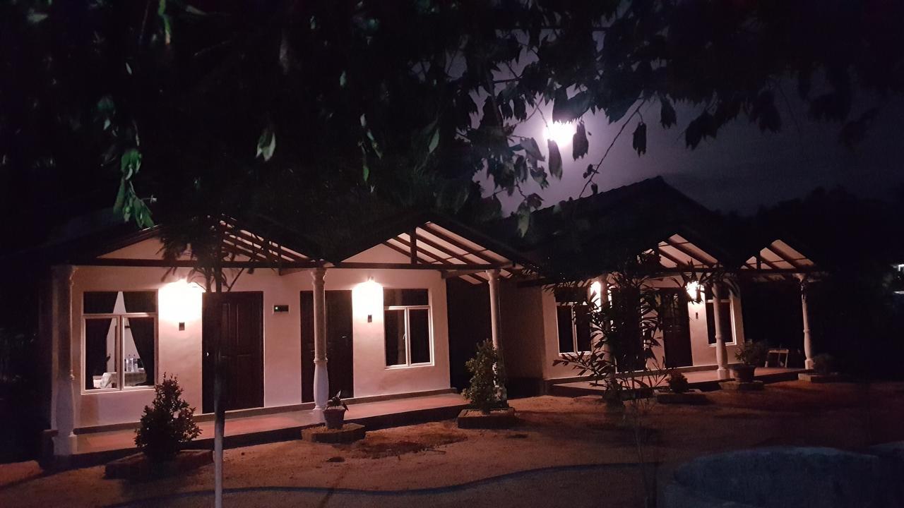 Luna Beach Hotel Nilaveli Exteriör bild