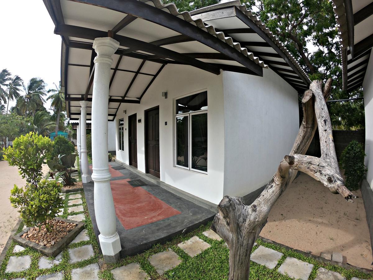 Luna Beach Hotel Nilaveli Exteriör bild