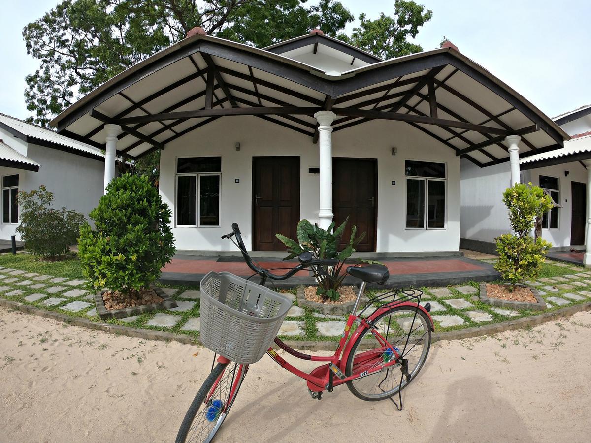 Luna Beach Hotel Nilaveli Exteriör bild