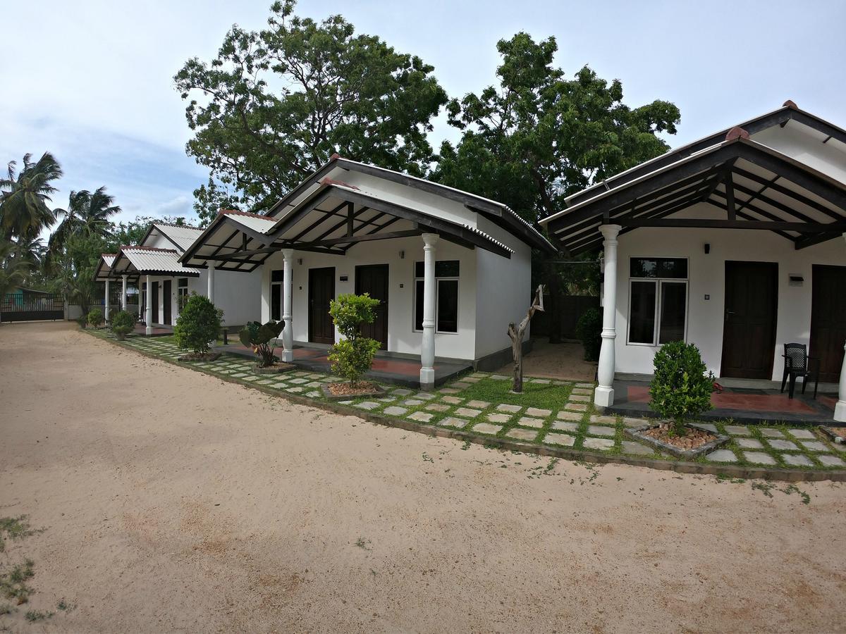 Luna Beach Hotel Nilaveli Exteriör bild