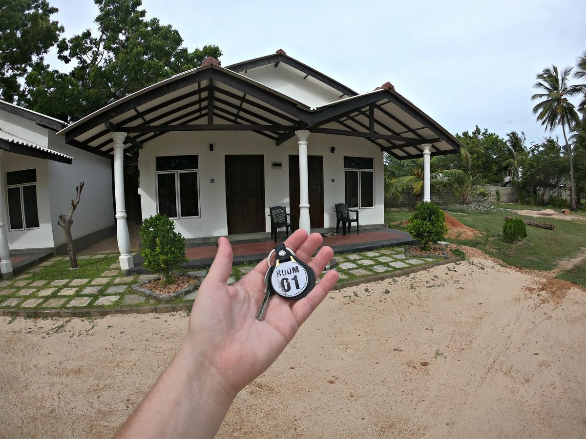 Luna Beach Hotel Nilaveli Exteriör bild
