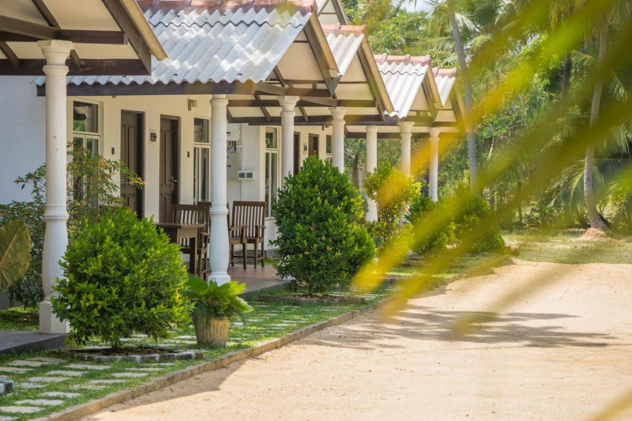 Luna Beach Hotel Nilaveli Exteriör bild