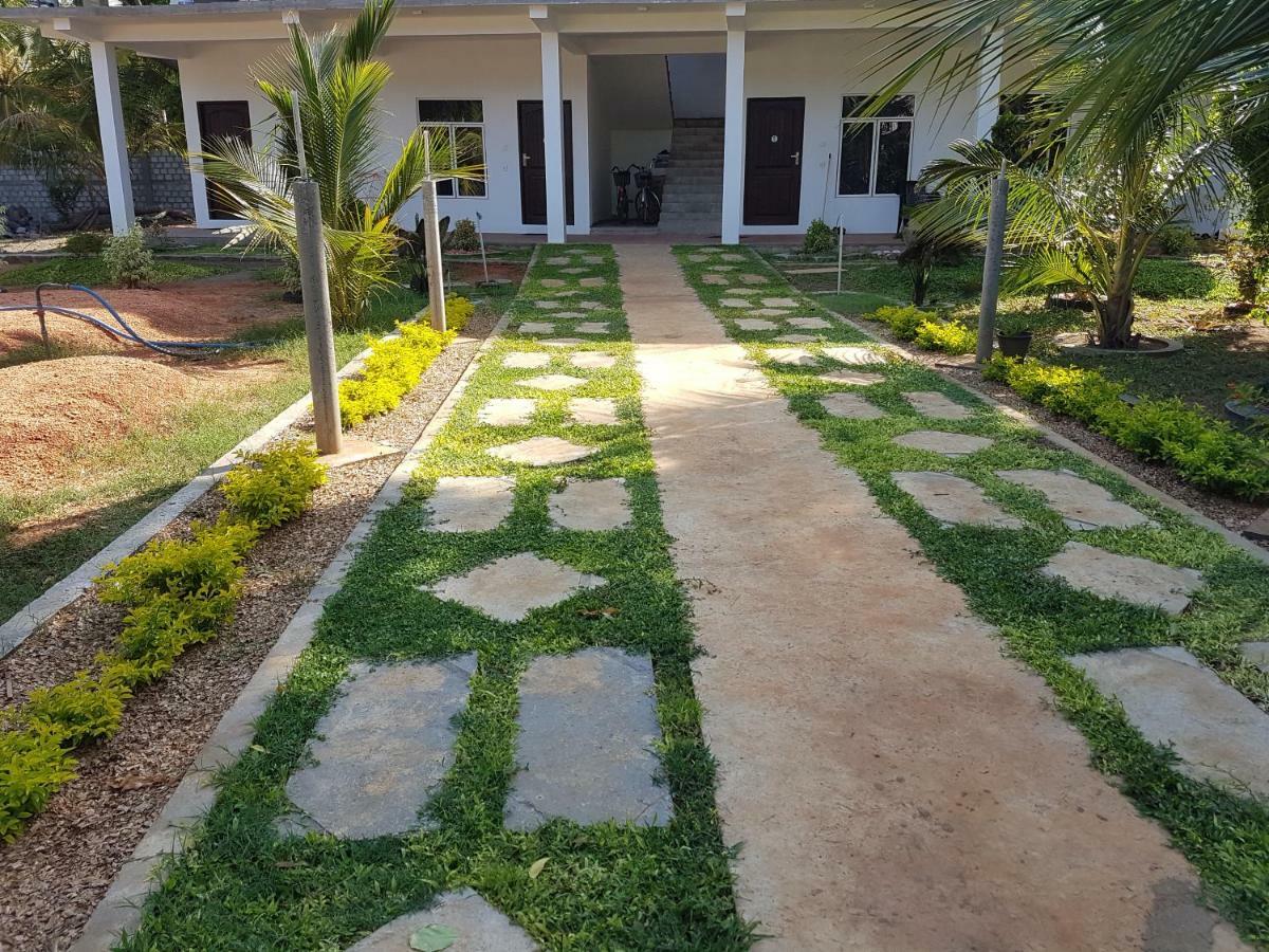 Luna Beach Hotel Nilaveli Exteriör bild